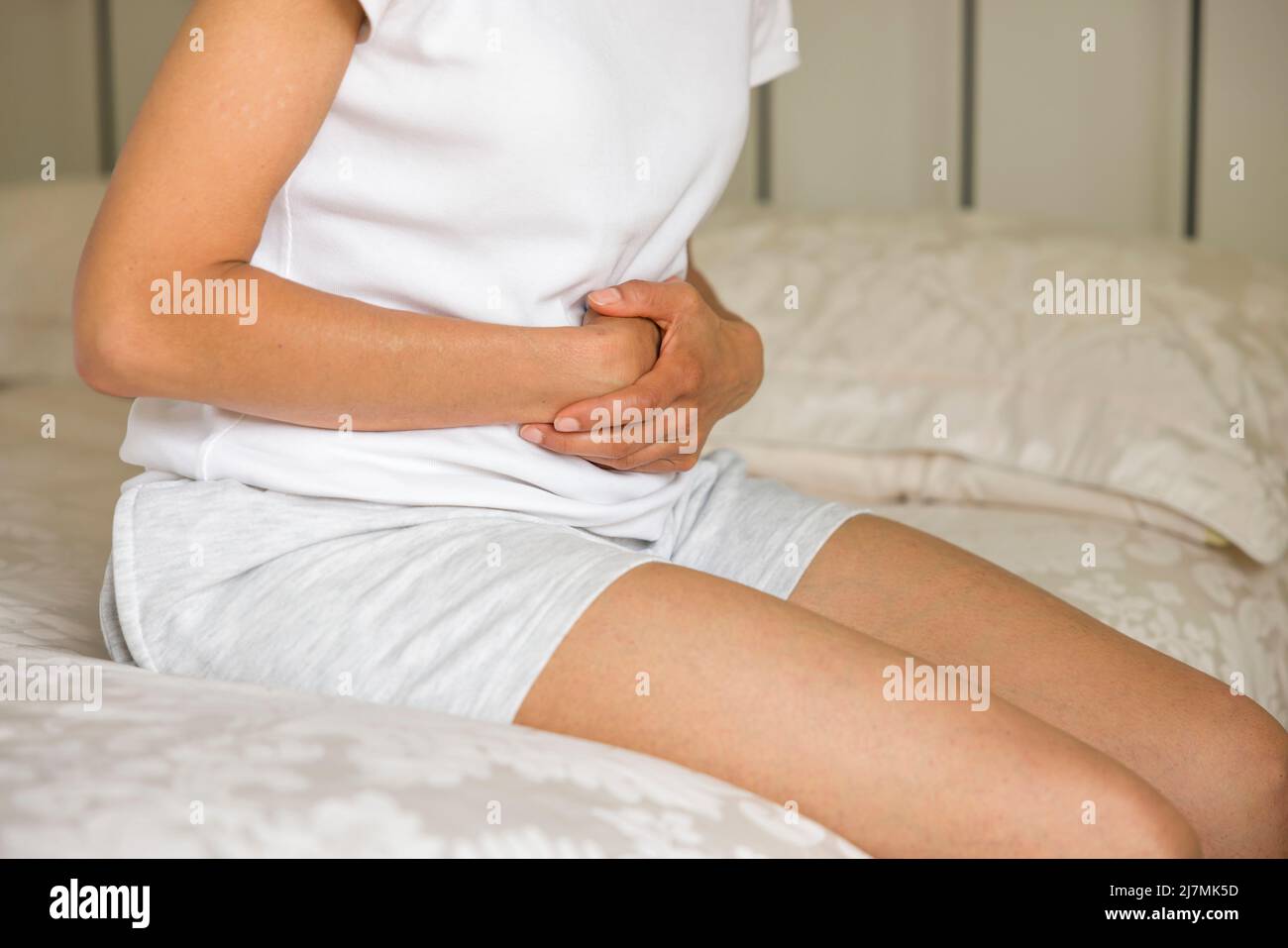 Dolor de estómago, mujer india asiática sosteniendo su estómago con dolor Foto de stock