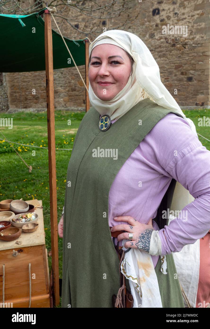 Gente en trajes medievales en el Palacio de Slynie Escocia Foto de stock