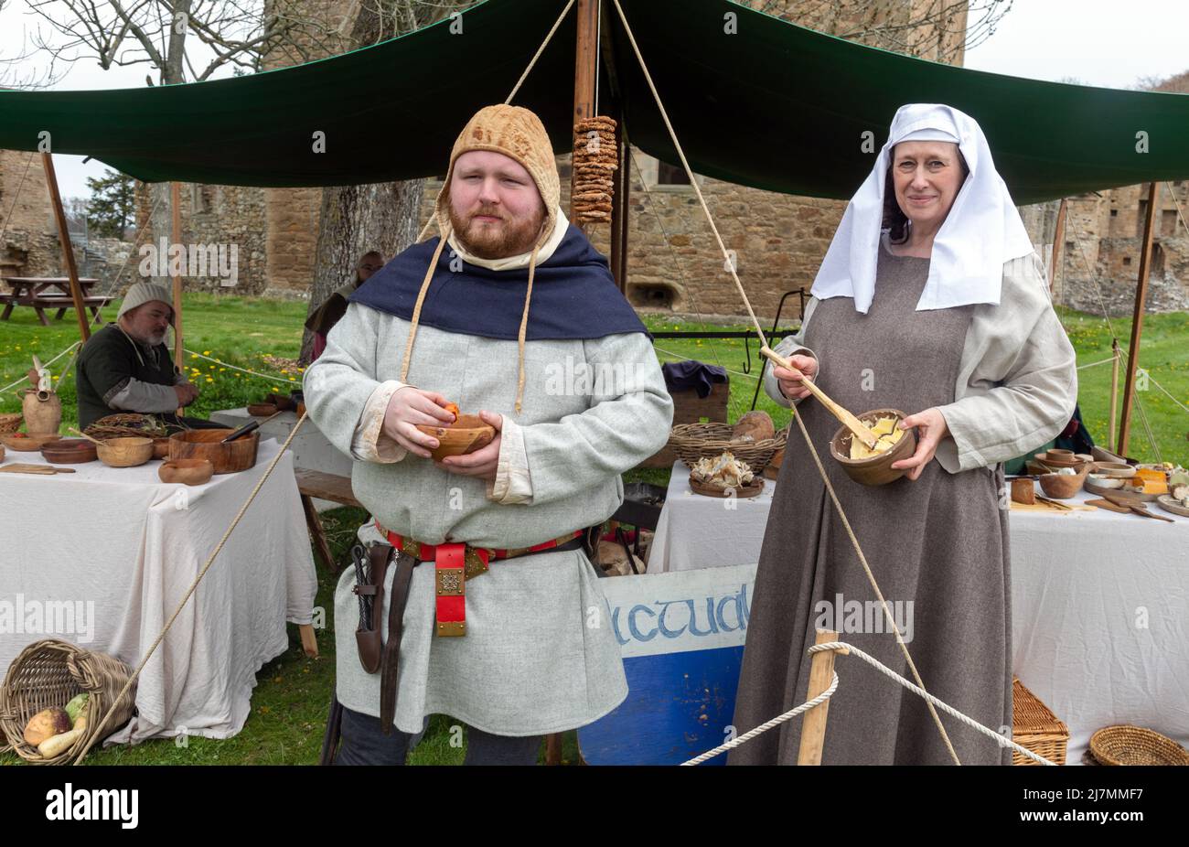 Gente en trajes medievales en el Palacio de Slynie Escocia Foto de stock