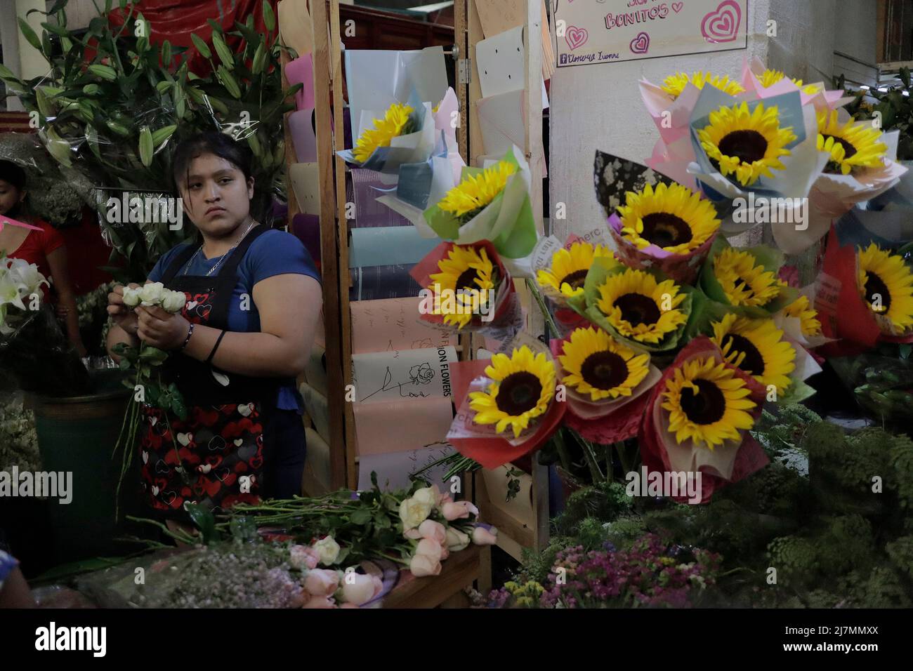 Ciudad de México, Ciudad de México, México. 9th de mayo de 2022. Ciudadanos  mexicanos asisten a los mercados locales para comprar flores y arreglos  florales con ocasión de las celebraciones del Día