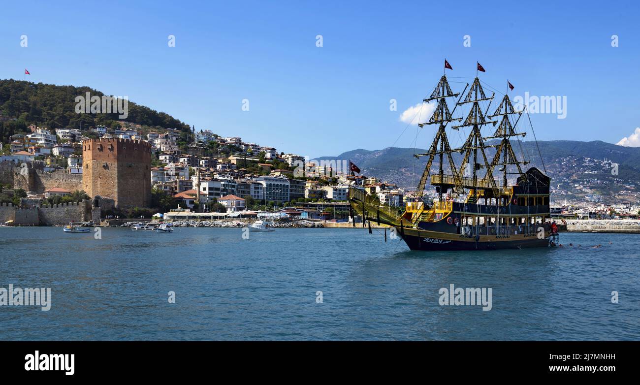El barco sale del puerto de Alanya, Turquía Foto de stock