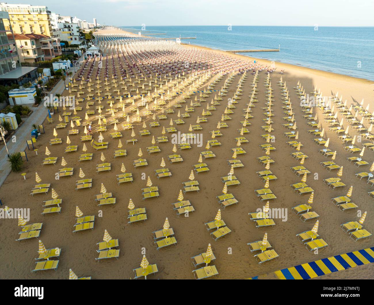 Playa dorada de Jesolo con hamacas y sombrillas en verano vista desde arriba durante el día soleado Foto de stock