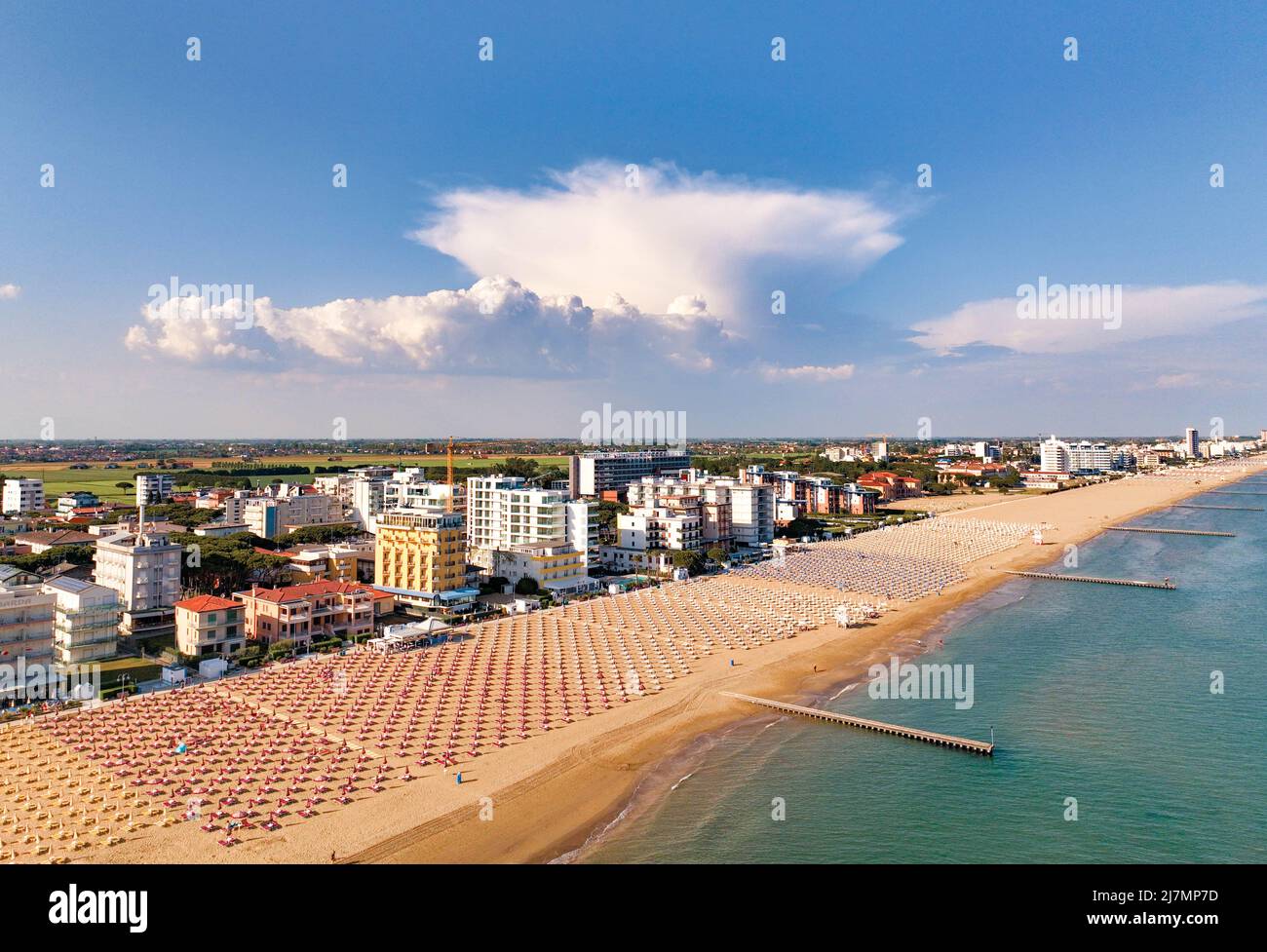 Spiaggia di Jesolo con lettini e ombrelloni - vista aerea dall'alto con veduta sulla città Foto de stock