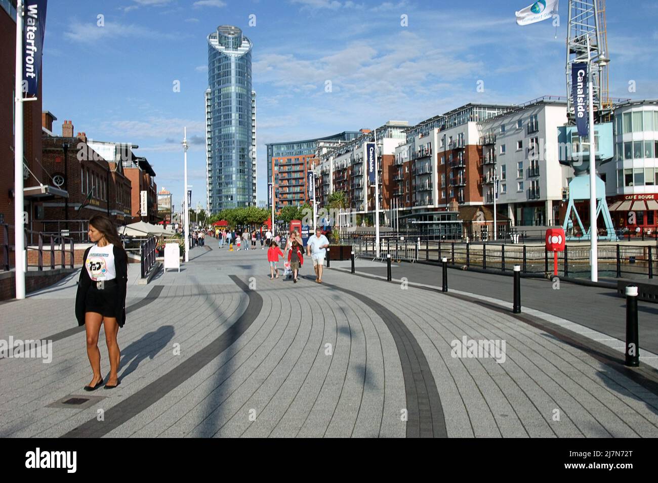 Gunwharf Quays Canalside y Waterfront, Portsmouth, Hampshire, Inglaterra Foto de stock