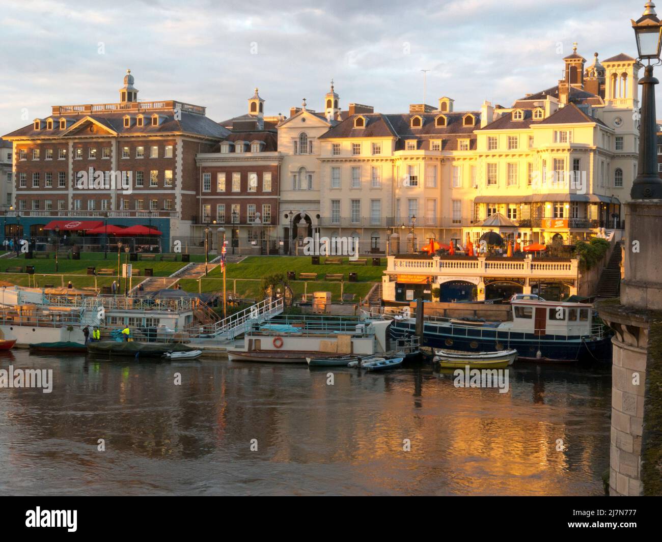 Río Támesis en Richmond upon Thames al atardecer, Surrey, Londres, Inglaterra Foto de stock