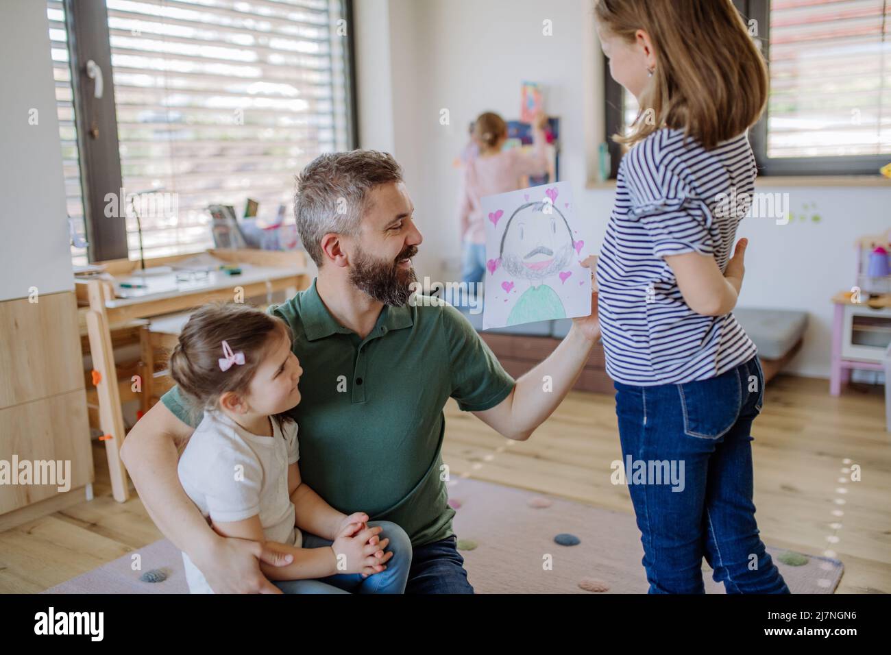 La sangre no hace un amor familiar lo hace. un padre y una hija unidos en  casa Fotografía de stock - Alamy