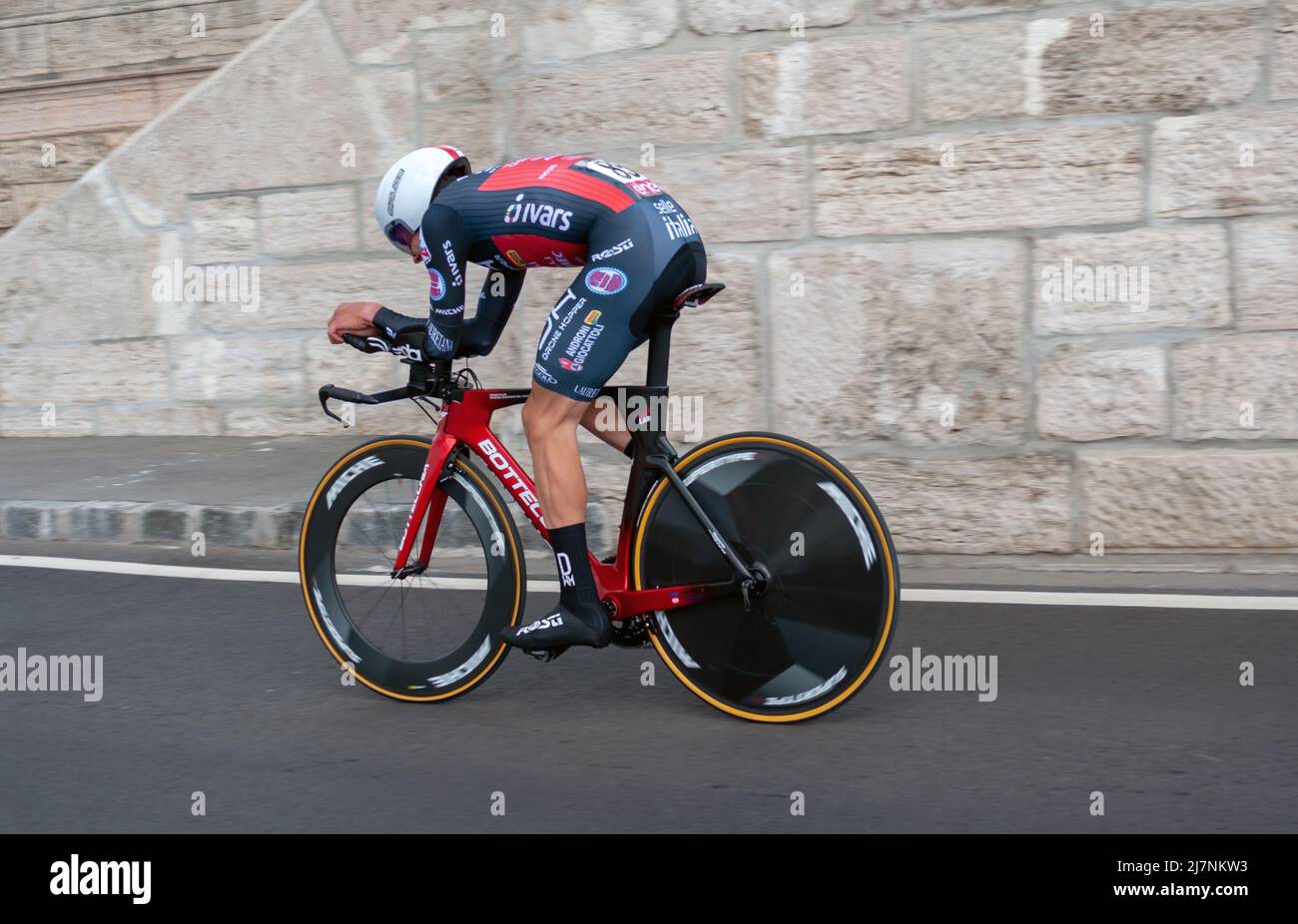 BUDAPEST, HUNGRÍA - 07 DE MAYO de 2022: Pro ciclista Simone Ravanelli DRONE HOPPER - ANDRONI GIOCATTOLI, Giro D'Italia Etapa 2 Tiempo de prueba - ciclismo competiti Foto de stock
