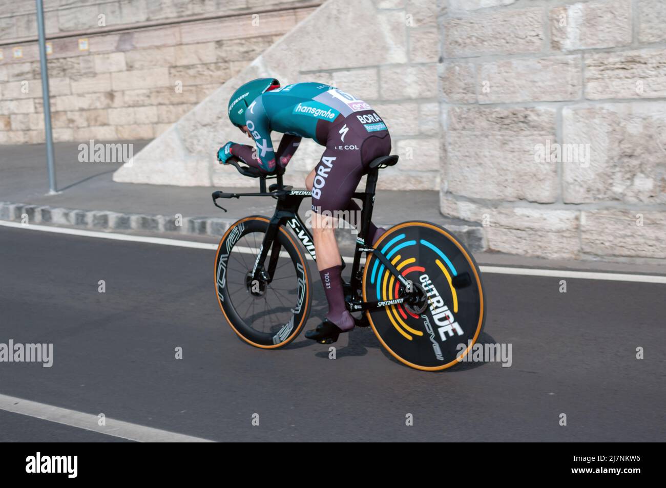 BUDAPEST, HUNGRÍA - 07 DE MAYO de 2022: Pro ciclista Giovanni Aleotti BORA - HANSGROHE Giro D'Italia Etapa 2 prueba de tiempo - competición de ciclismo el 07 de mayo de 2022 Foto de stock