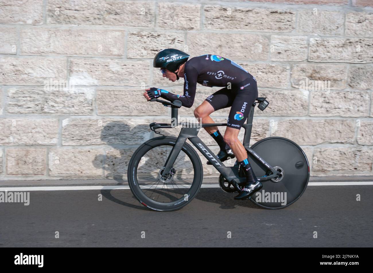 BUDAPEST, HUNGRÍA - MAYO 0- 7, 2022: Pro ciclista Romain Bardet EQUIPO DSM Giro D'Italia Etapa 2 Prueba de tiempo - competición de ciclismo el 07 de mayo de 2022 en B Foto de stock