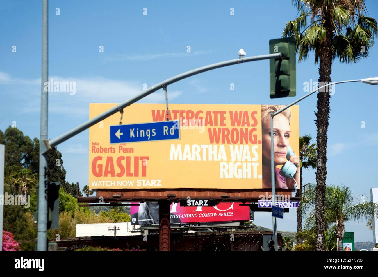 Billboard promoviendo una película Starz con Julia Roberts titulado Gaslit en Sunset Strip en Los Angeles, CA Foto de stock