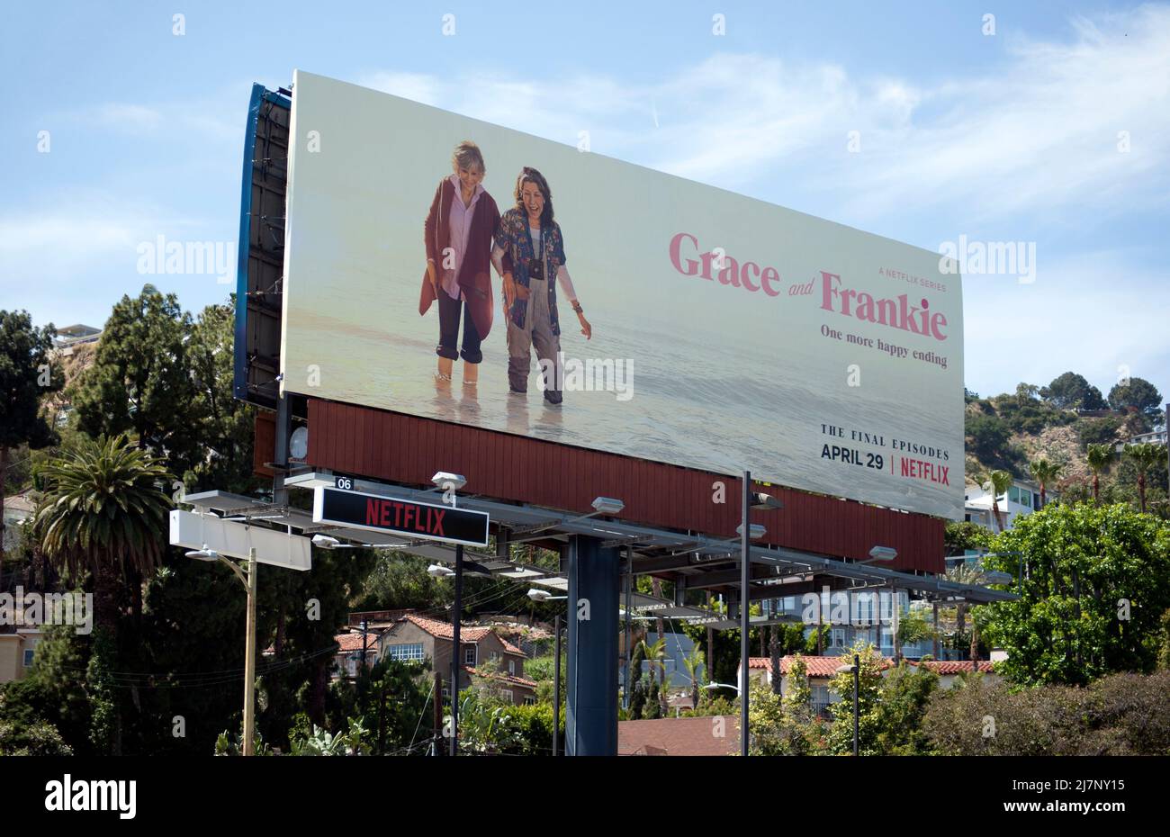 Cartel de Netflix para la serie Grace y Frankie en Sunset Strip en Los Angeles, CA. Foto de stock