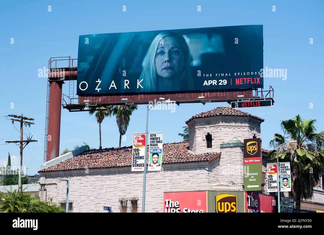 El cartelera de Netflix promocionando la serie de éxito Ozark la temporada final en Sunset Strip en Los Angeles, CA Foto de stock
