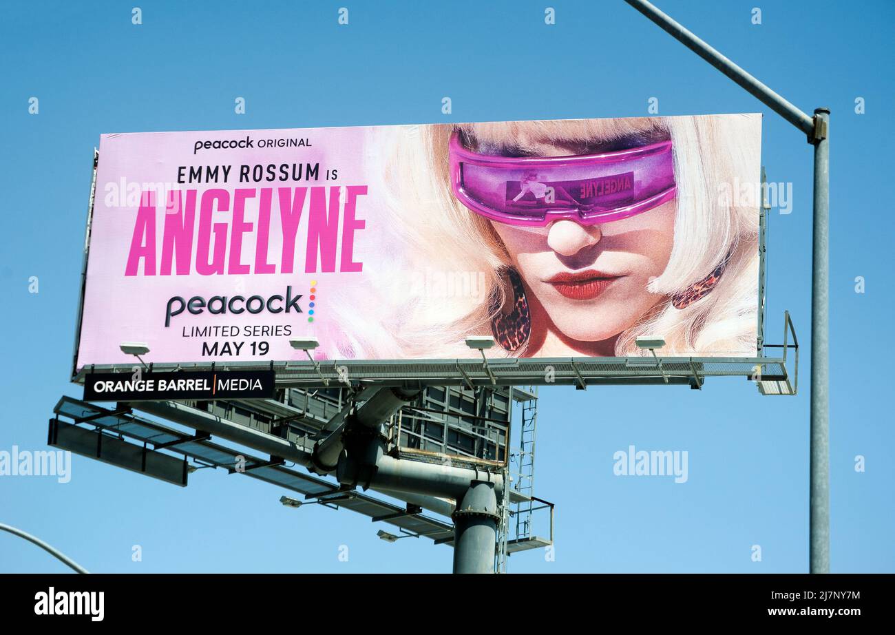 Billboard promoviendo una película de Peacock transmitiendo sobre Angelyne, una diosa autocreada de la cartelera, en Sunset Strip en Los Angeles, CA Foto de stock