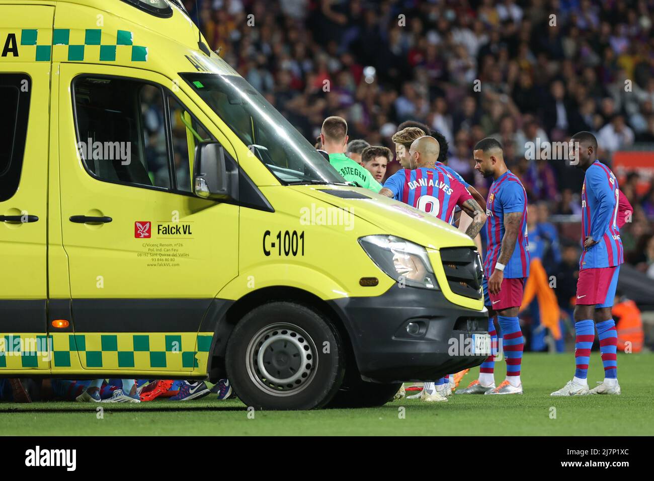 Barcelona, España. 10/05/2022, , Ronald Araujo del FC Barcelona resultó herido durante el partido de Liga entre el FC Barcelona y el Real Celta de Vigoat Camp Nou en Barcelona, España. Foto de stock