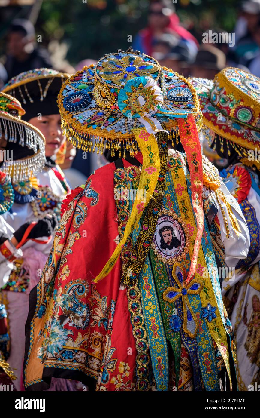 Festival Choquekillka. Bailarines en el Festival del Señor de Choquekillka en las calles de la ciudad peruana del Valle Sagrado de Ollantaytambo. Foto de stock