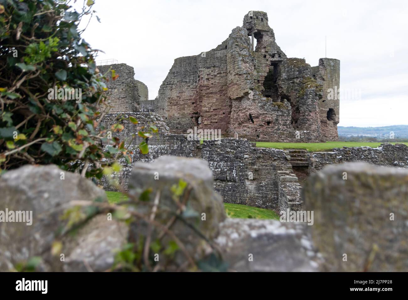 Vista al norte del Castillo de Rhuddlan, erigido en 1277 junto al río Clwyd Foto de stock