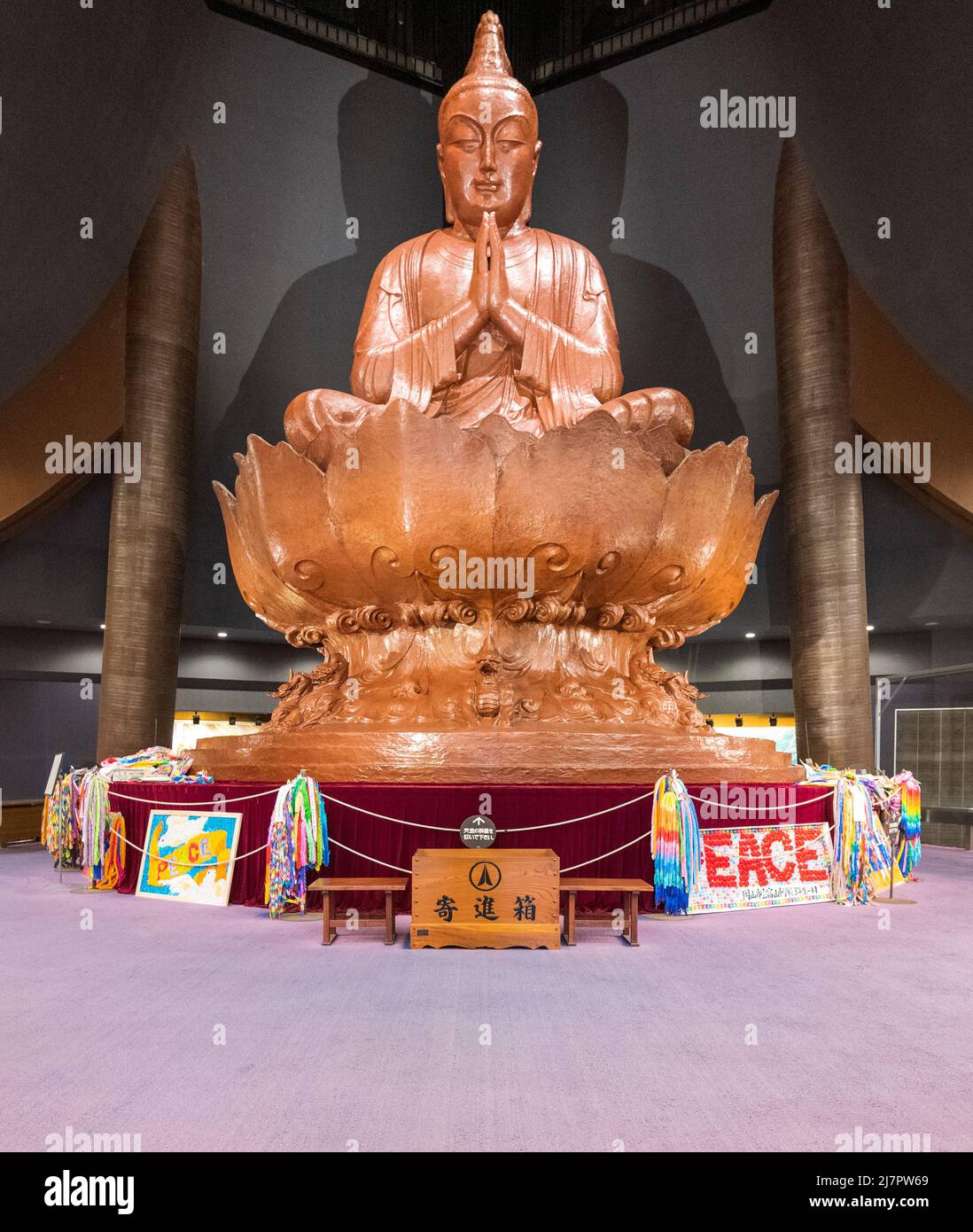 Buddha en Okinawa Memorial Peace Hall en Itowan, Okinawa Foto de stock