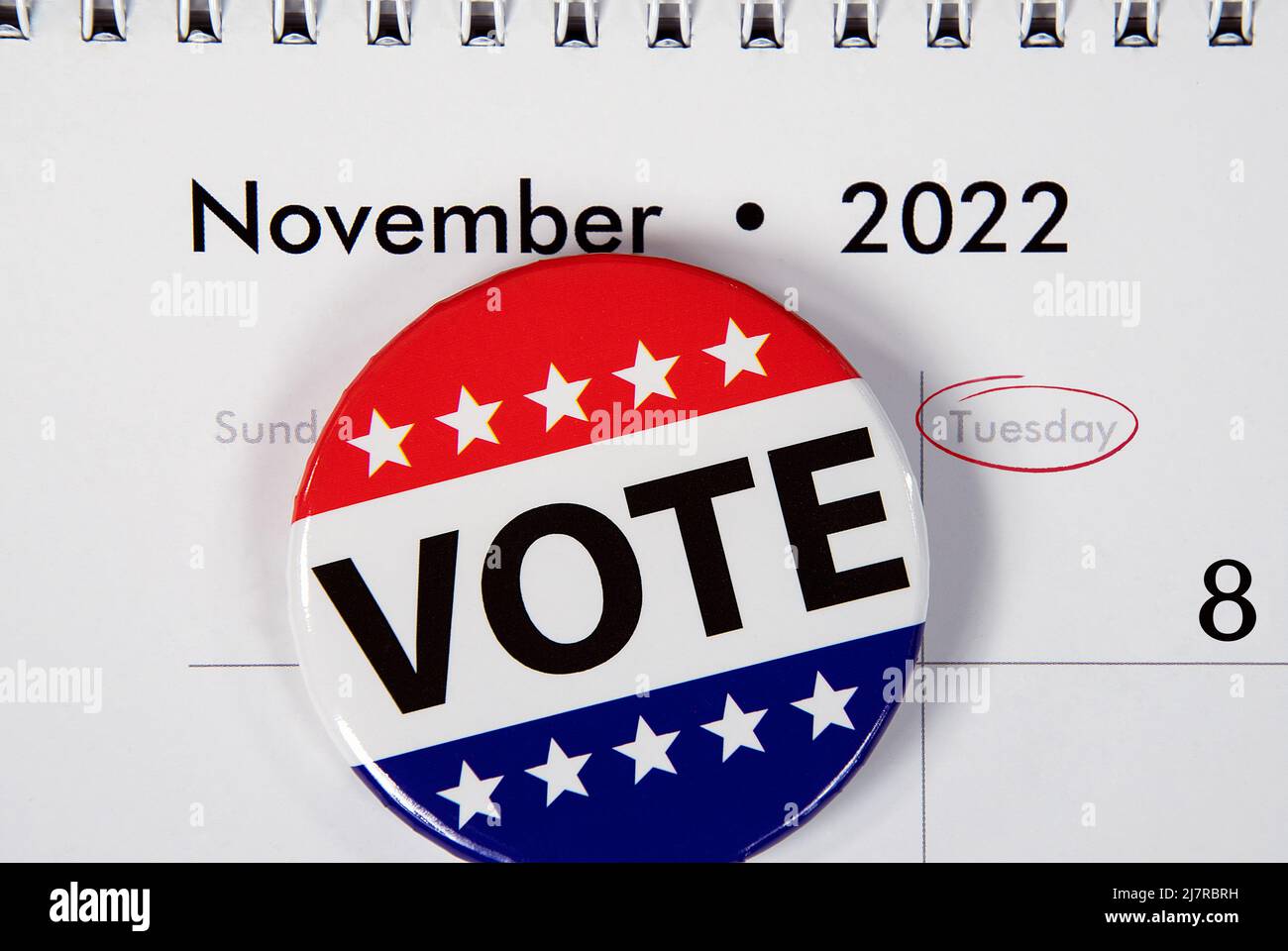 Bandera de votación pin en la fecha de calendario del 2022 de noviembre para el evento electoral de mitad de período Foto de stock