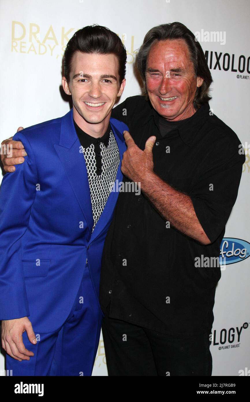 LOS ÁNGELES 17 DE ABRIL Drake Bell, padre Joe Bell en la Fiesta de
