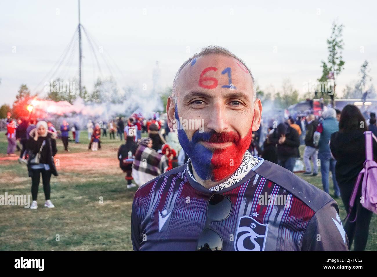 Estambul, Turquía. 8th de mayo de 2022. Un ventilador con rostro pintado visto durante las celebraciones. Los fans de Trabzonspor continuaron con su celebración de ganar el título de la Super Liga Turca con un evento especial en Estambul. Trabzonspor ganó el título de la Super Liga Turca por primera vez desde 1984. Las celebraciones continuarán en la ciudad de Trabzon y en toda Turquía. (Imagen de crédito: © Ibrahim Oner/SOPA Images via ZUMA Press Wire) Foto de stock