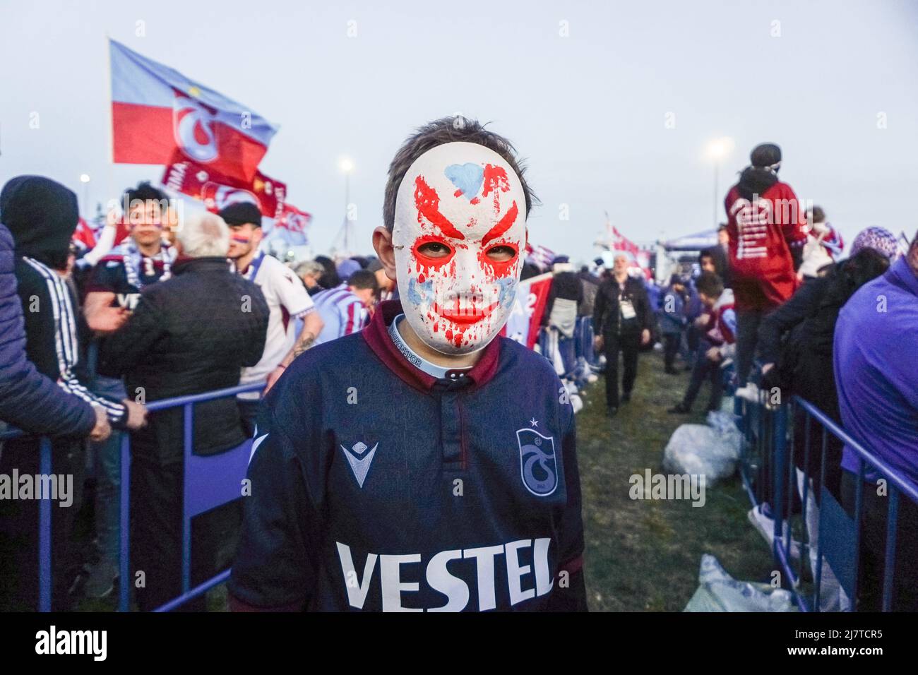 Estambul, Turquía. 8th de mayo de 2022. Un ventilador con rostro pintado visto durante las celebraciones. Los fans de Trabzonspor continuaron con su celebración de ganar el título de la Super Liga Turca con un evento especial en Estambul. Trabzonspor ganó el título de la Super Liga Turca por primera vez desde 1984. Las celebraciones continuarán en la ciudad de Trabzon y en toda Turquía. (Imagen de crédito: © Ibrahim Oner/SOPA Images via ZUMA Press Wire) Foto de stock