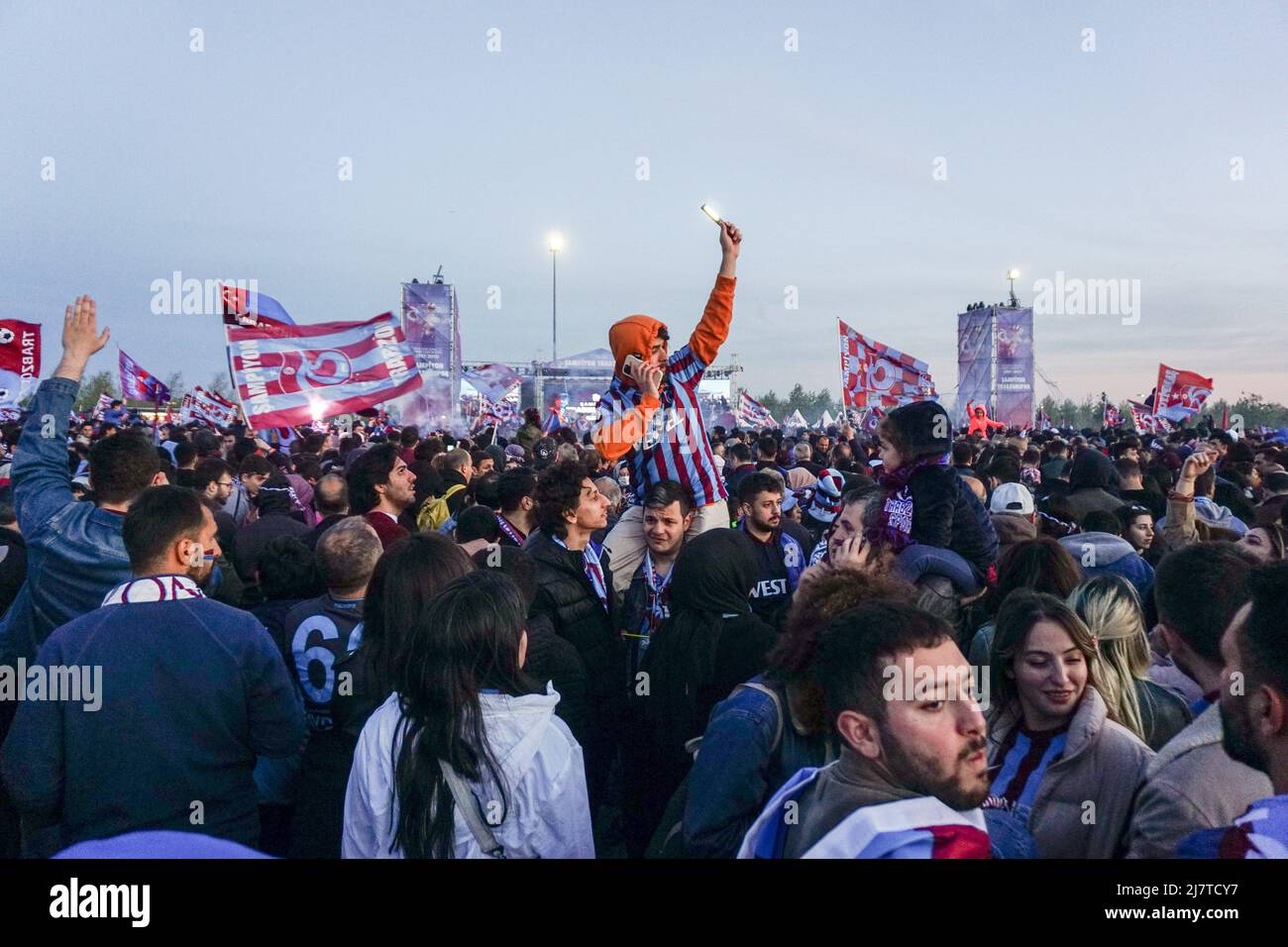 Estambul, Turquía. 8th de mayo de 2022. Los fans se reúnen en el Yenikapi durante las celebraciones. Los fans de Trabzonspor continuaron con su celebración de ganar el título de la Super Liga Turca con un evento especial en Estambul. Trabzonspor ganó el título de la Super Liga Turca por primera vez desde 1984. Las celebraciones continuarán en la ciudad de Trabzon y en toda Turquía. (Imagen de crédito: © Ibrahim Oner/SOPA Images via ZUMA Press Wire) Foto de stock