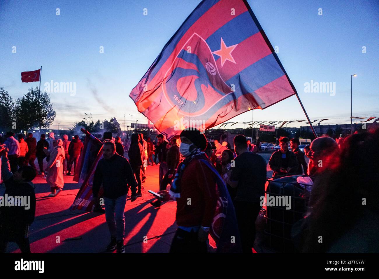 Estambul, Turquía. 8th de mayo de 2022. Los fans se reúnen en el Yenikapi durante las celebraciones. Los fans de Trabzonspor continuaron con su celebración de ganar el título de la Super Liga Turca con un evento especial en Estambul. Trabzonspor ganó el título de la Super Liga Turca por primera vez desde 1984. Las celebraciones continuarán en la ciudad de Trabzon y en toda Turquía. (Imagen de crédito: © Ibrahim Oner/SOPA Images via ZUMA Press Wire) Foto de stock