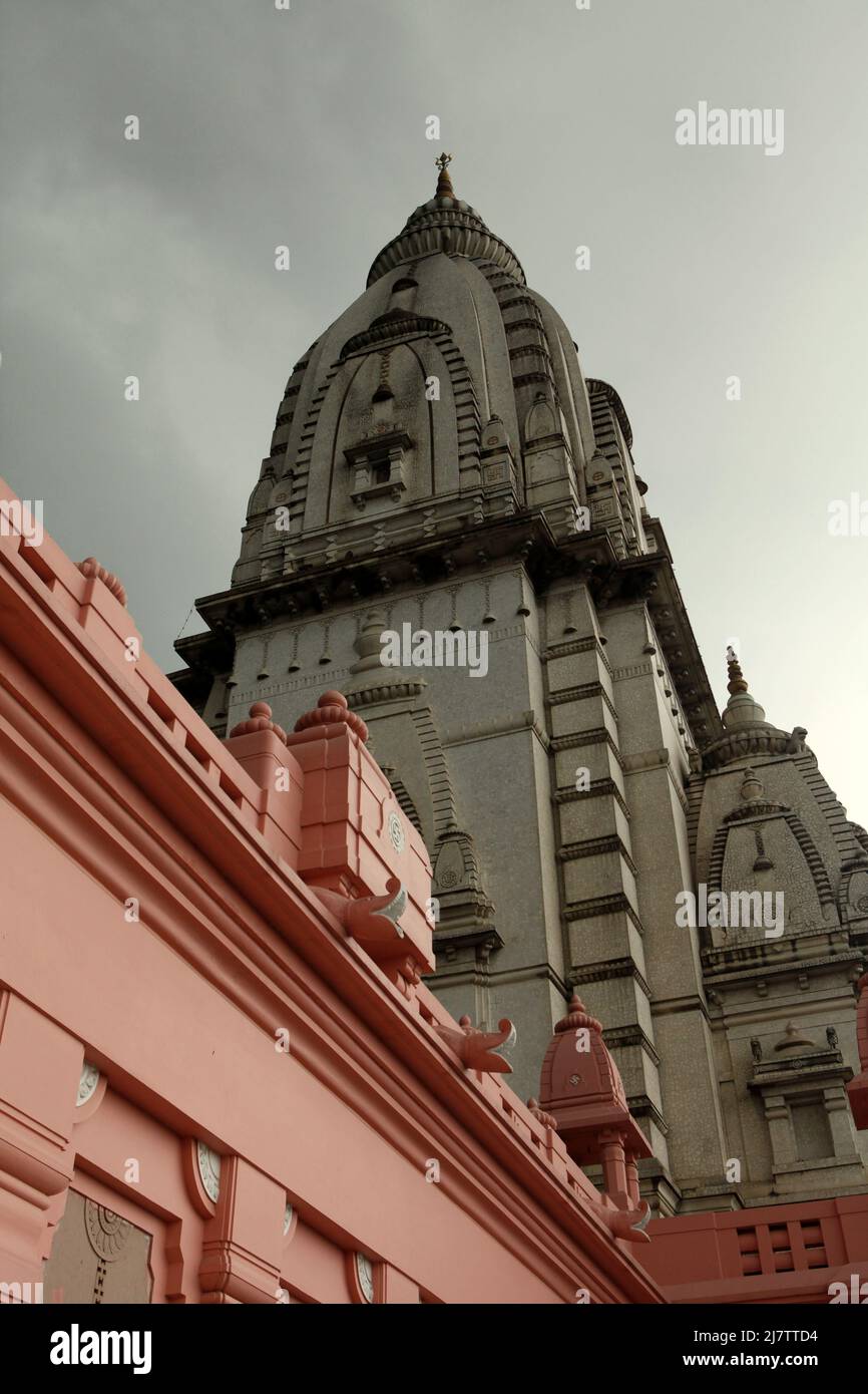 El templo Viswanath de 252 pies de altura en el complejo de la Universidad Hindú de Banaras en Varanasi, Uttar Pradesh, India. Foto de stock