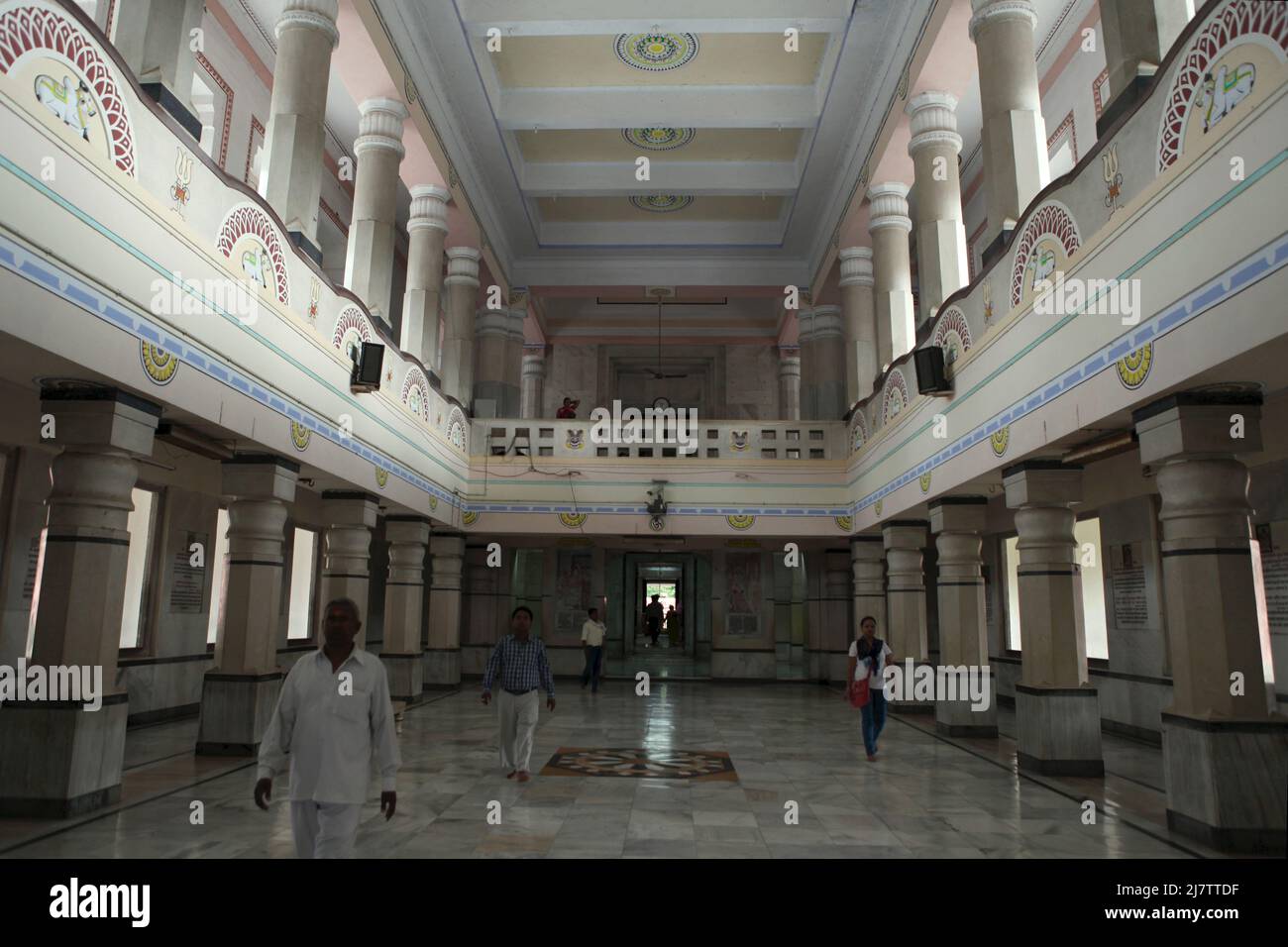 El salón central del templo de Viswanath en el complejo de la Universidad Hindú de Banaras en Varanasi, Uttar Pradesh, India. Foto de stock
