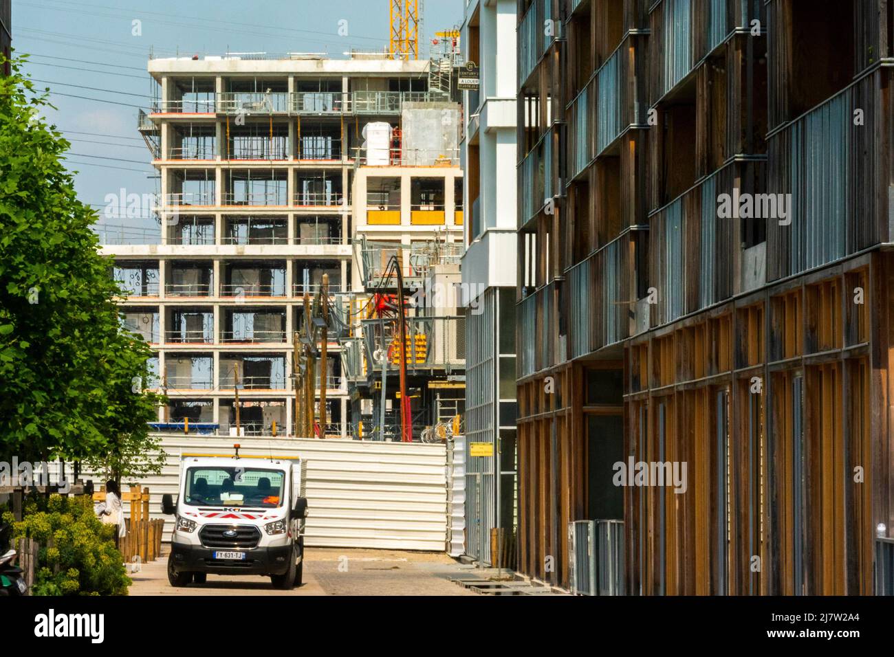 ile-Saint-Denis, Francia, Lugar de construcción, J.O. Paris 2024, Edificios de apartamentos de Athletes Village, Exterior, Escena en la calle, Edificio saint denis Foto de stock