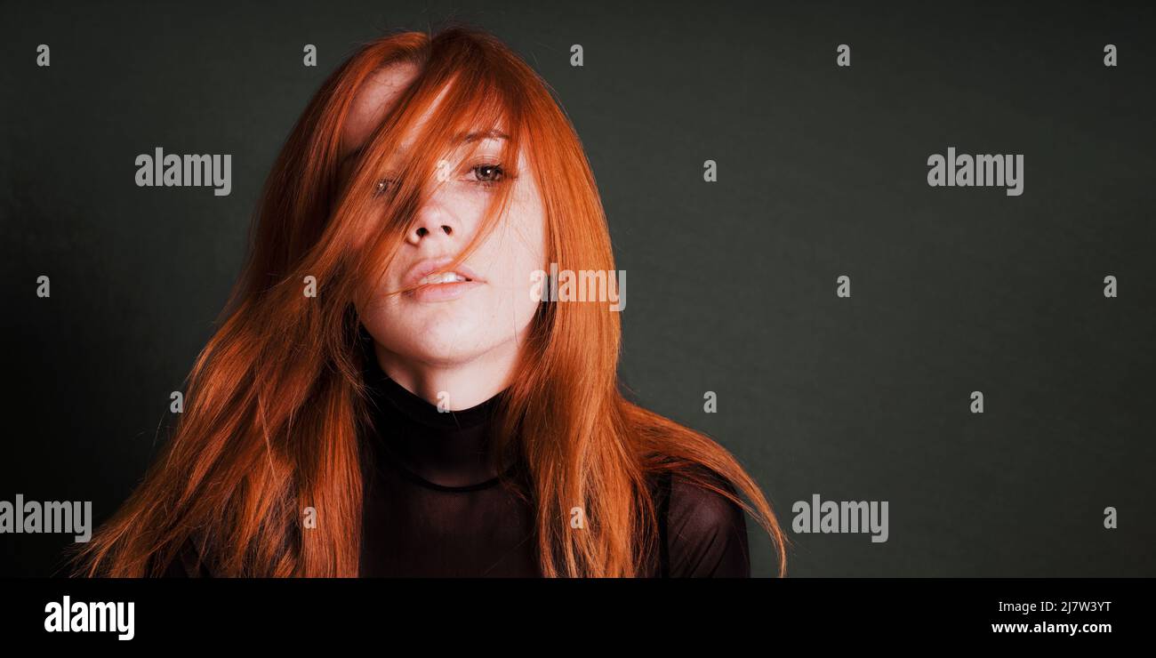 retrato sensual de mujer joven con pelo rojo salvaje Foto de stock