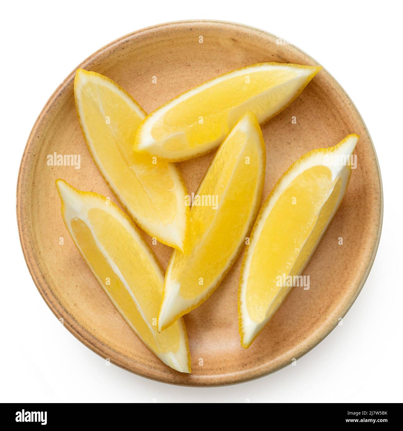 Segmentos de limón fresco sobre placa cerámica rústica aislados sobre blanco. Vista superior. Foto de stock