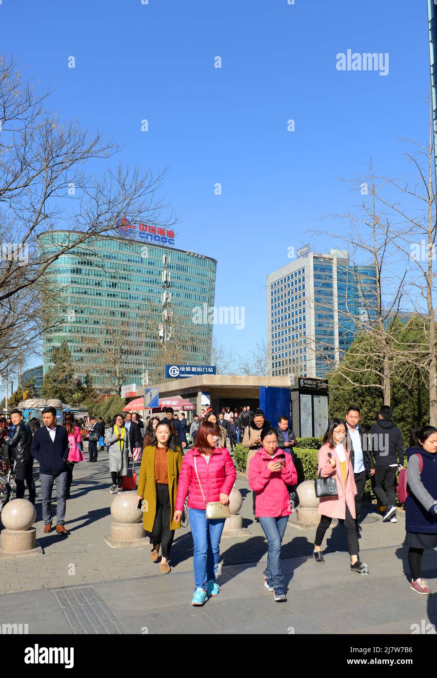 Calle concurrida alrededor de la estación Chaoyangmen en Beijing, China. Foto de stock