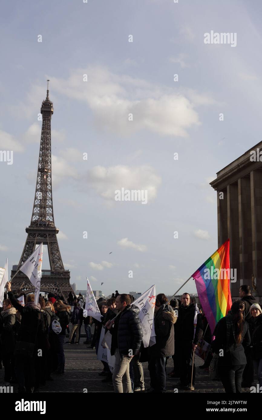 París : Manifestación contre le projet de loi anti-avortement en Espagne 01er février 2014. Tour Eiffel. drapeau espagnol Foto de stock