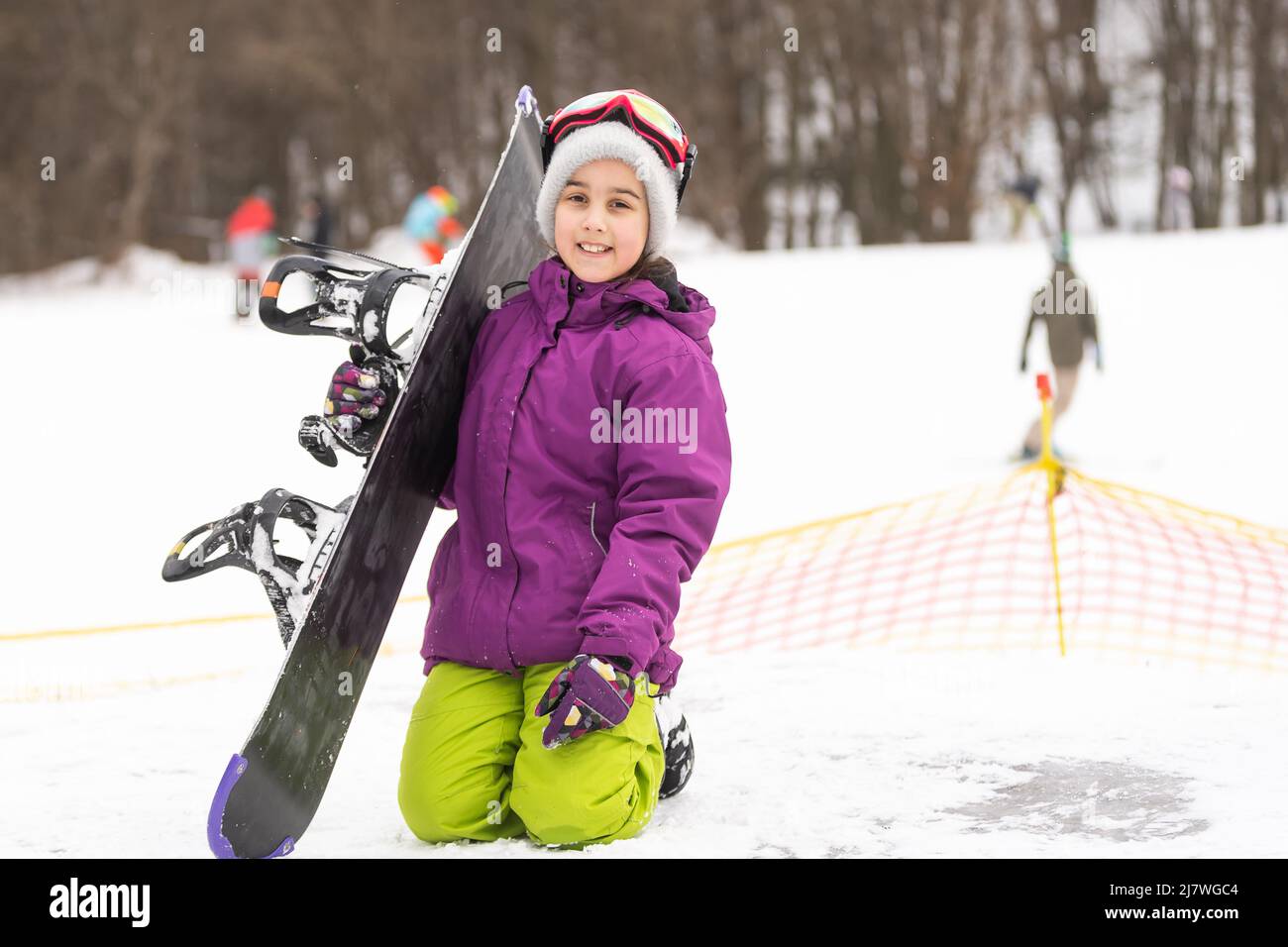 niña pequeña que aprende a montar un snowboard para niños, deportes de  invierno para el niño, la seguridad de los deportes activos Fotografía de  stock - Alamy