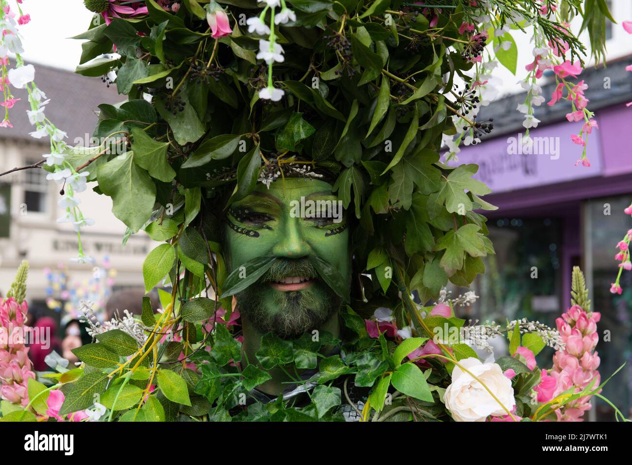 Glastonbury, Somerset, Reino Unido. 1st de mayo de 2022. Un hombre vestido con un espectacular traje de Green Man participa en las celebraciones de Beltane en Glastonbury. Foto de stock