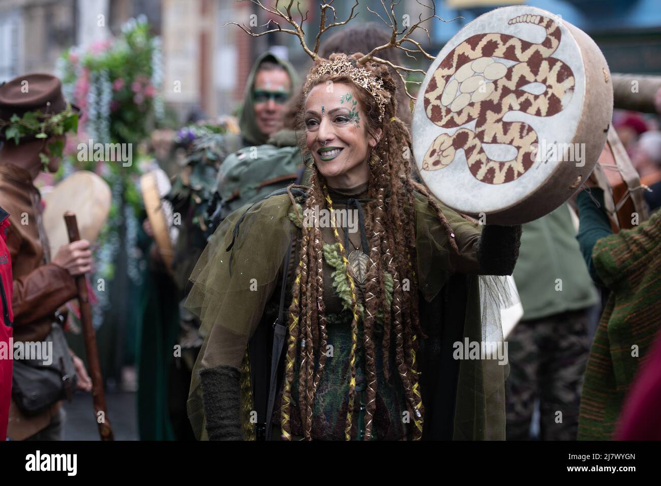 Glastonbury, Somerset, Reino Unido. 1st de mayo de 2022. Las celebraciones de Beltane en Glastonbury son una interpretación moderna del antiguo rito de fertilidad pagana celta Foto de stock