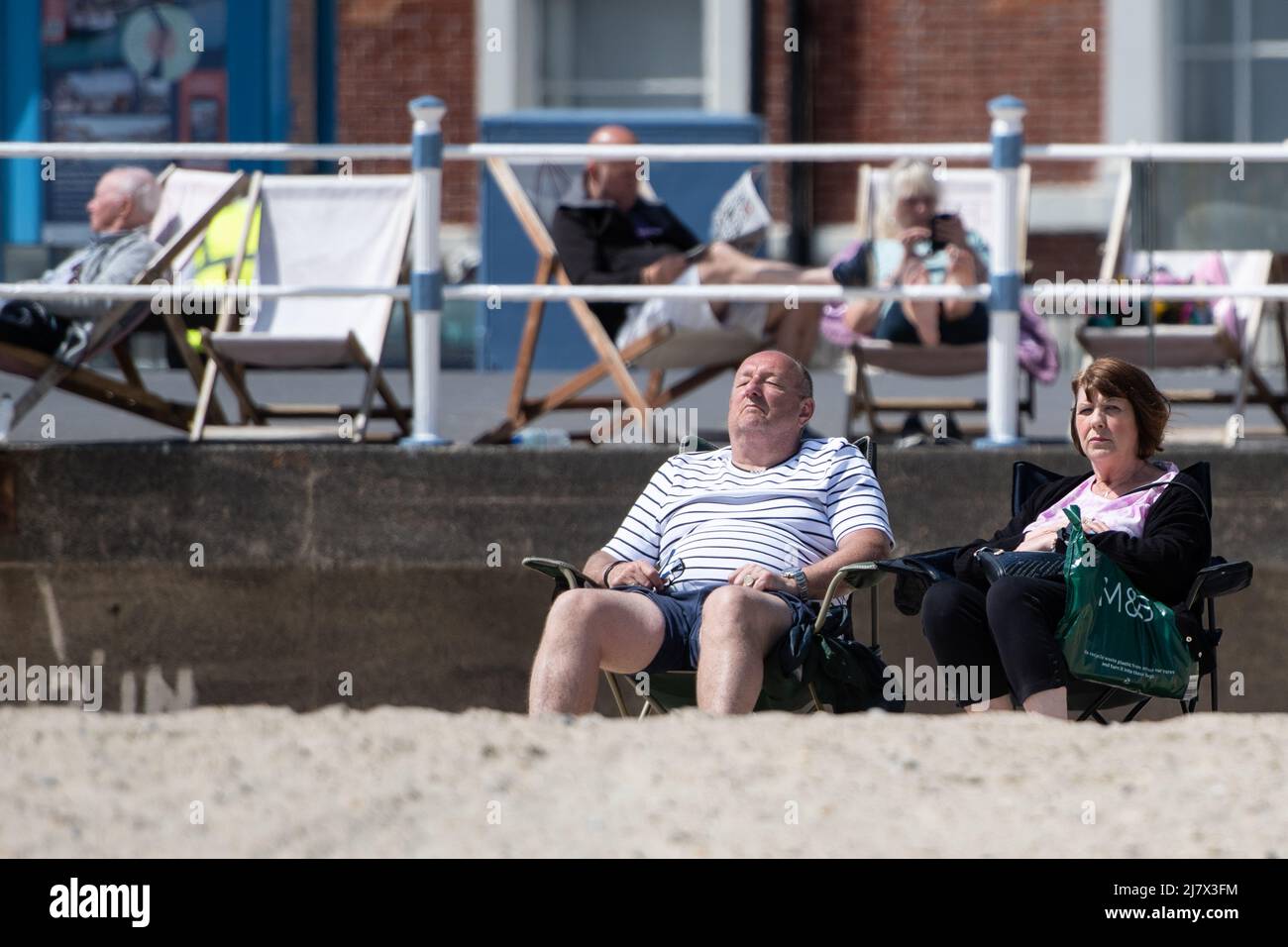 Weymouth, Dorset, Reino Unido. 6th de mayo de 2022. Los turistas y turistas disfrutan de la playa de Weymouth en Dorset en uno de los días más calurosos del año. Foto de stock