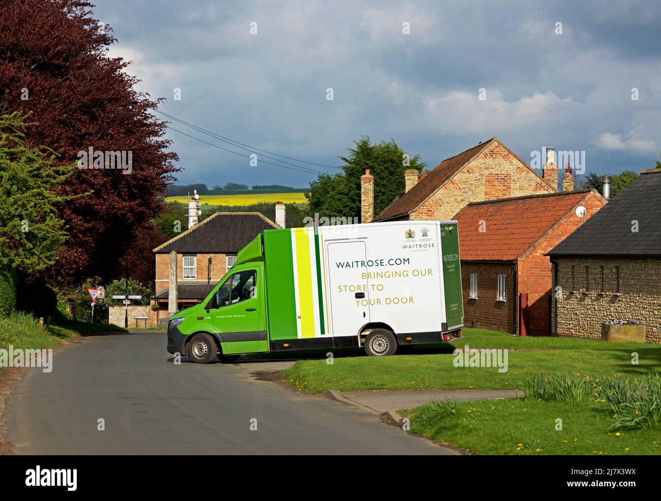 Furgoneta de entrega de Waitrose en el pueblo de Hotham, East Yorkshire, Inglaterra Reino Unido Foto de stock