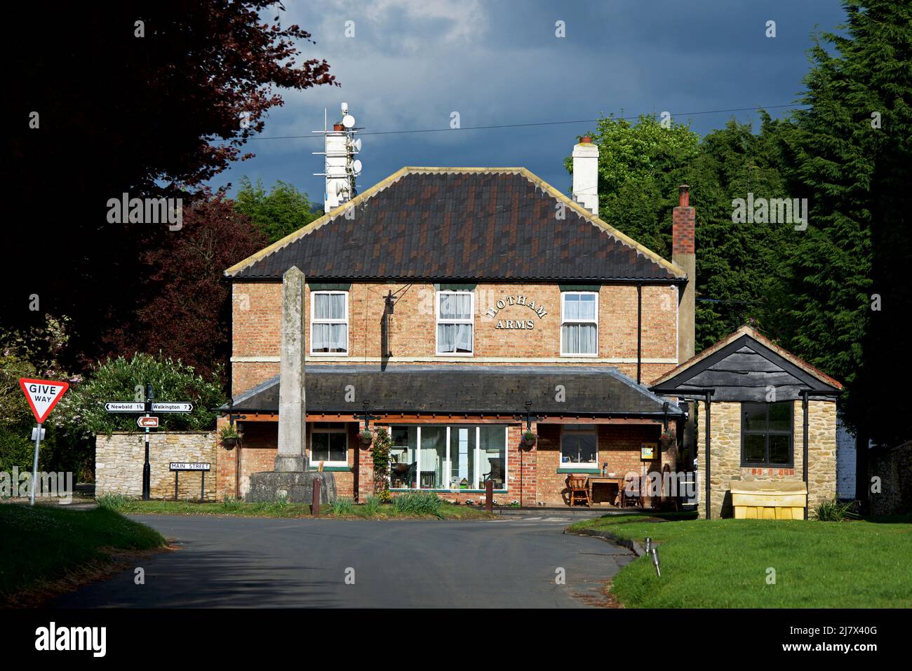 The Hotham Arms, en el pueblo de Hotham, East Yorkshire, Inglaterra Reino Unido Foto de stock