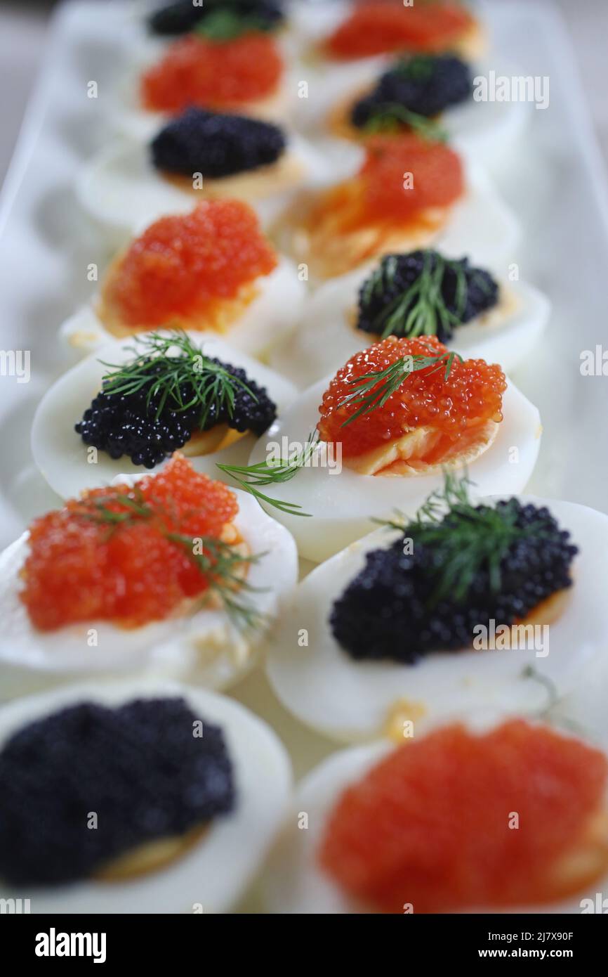 Huevos Rellenos Con Caviar Rojo Y Pimentón En Plato Para Aperitivo Mesa De  Pascua Vista Superior Copia Espacio. Plato Tradicional Foto de archivo -  Imagen de banquete, partido: 214297688