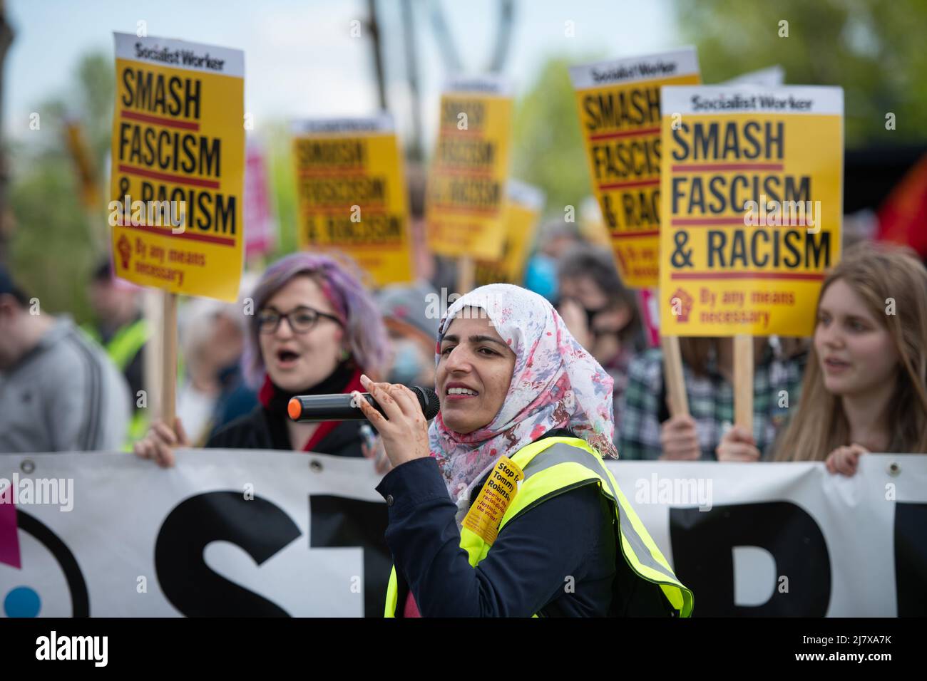 Telford, Shropshire, Reino Unido. 7th de mayo de 2022. Aproximadamente 400 manifestantes participan en una manifestación en Telford con el fundador de EDL, Tommy Robinson Foto de stock