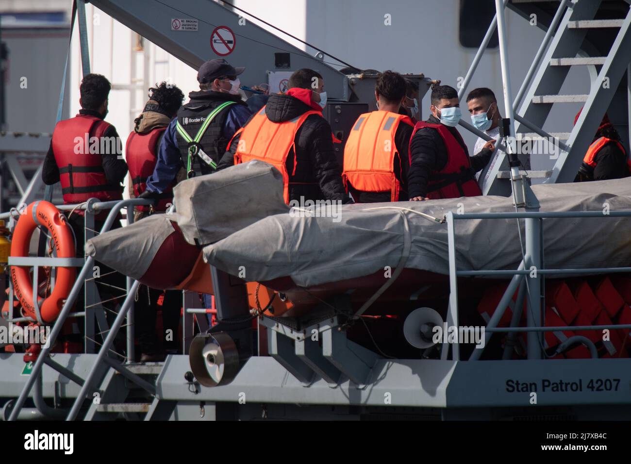 Dover Harbour, Dover, Kent, Reino Unido. 15th de abril de 2022. Los refugiados, recogidos por el Valiant, llegan al puerto de Dover esta mañana. Foto de stock
