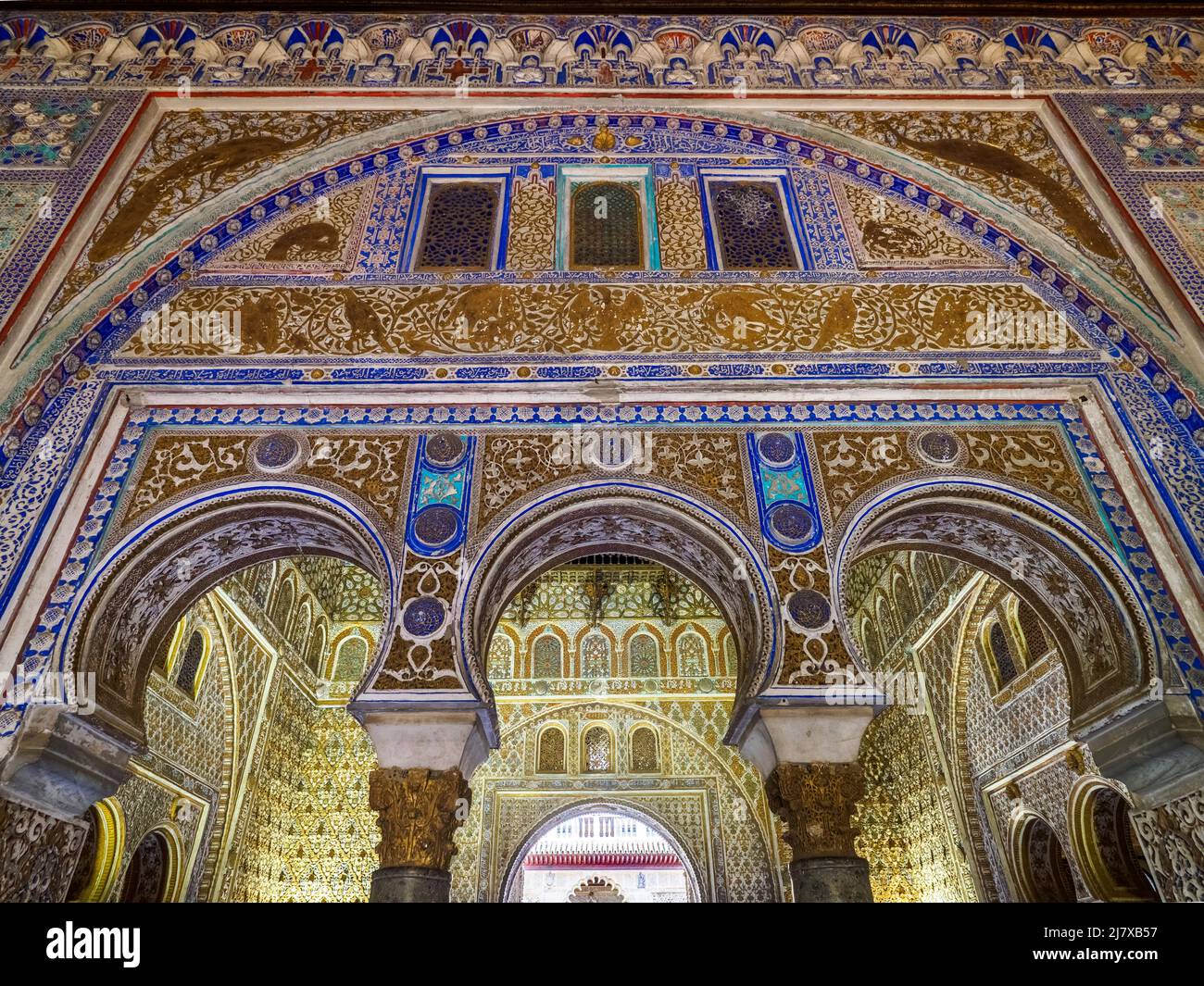 Decoración mudéjar en el Salón del Techo de Felipe II en el Palacio del Rey Don Pedro - Real Alcázar - Sevilla, España Foto de stock