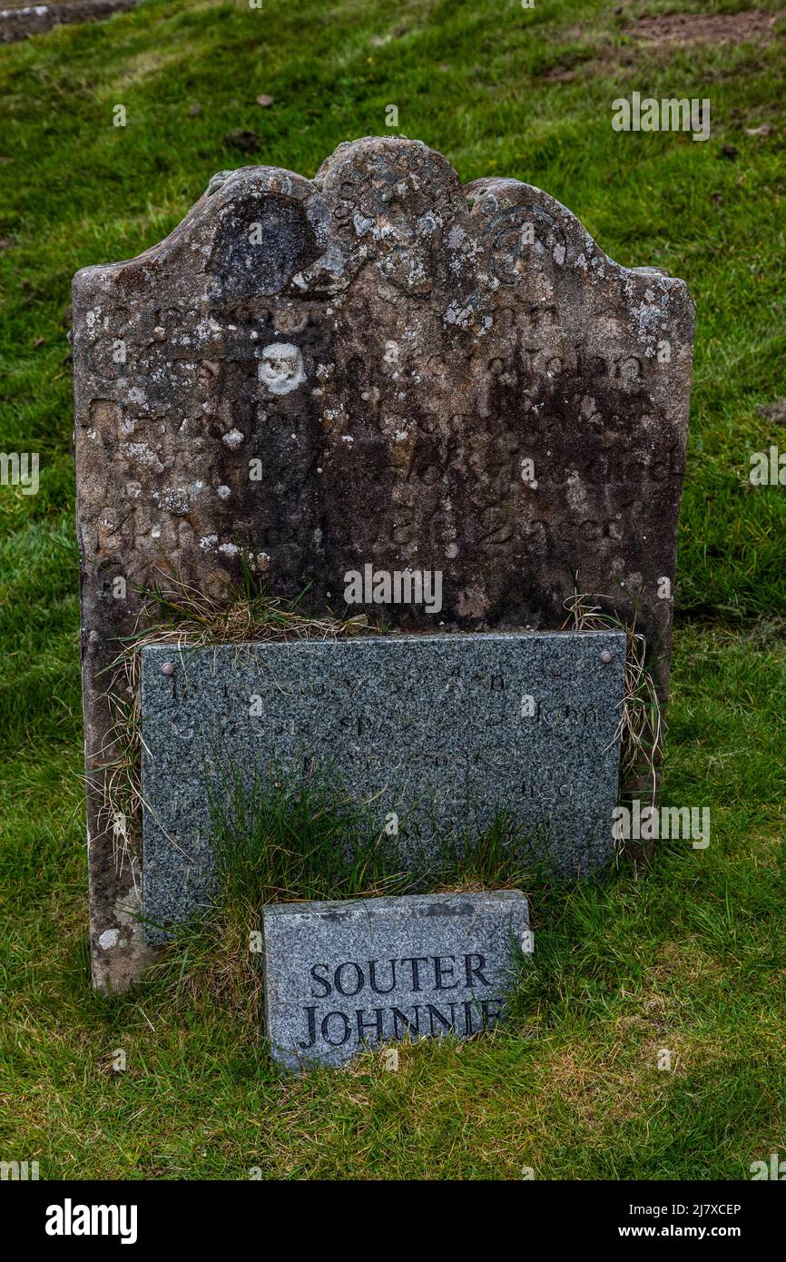 La tumba de John Davidson, inmortalizada como Souter Johnnie en el poema de Robert Burns Tam o’Shanter. Kirkoswald Old Church Yard, Ayrshire, Escocia Foto de stock