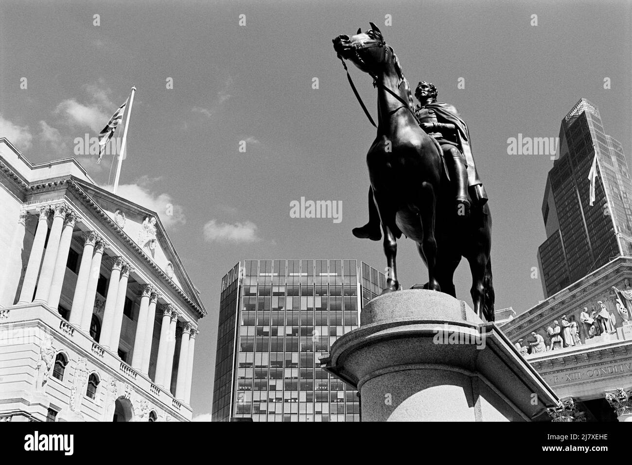 El edificio del Banco de Inglaterra y la estatua del Duque de Wellington en la ciudad de Londres, Reino Unido Foto de stock