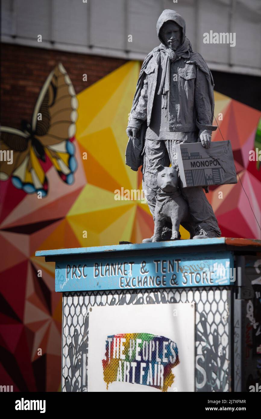 Jamaica Street, Stokes Croft, Bristol, Reino Unido. 8th de abril de 2022. Una nueva escultura ha sido erigida en Bristol representando a un hombre que tiene un monopolio establecido alongsid Foto de stock
