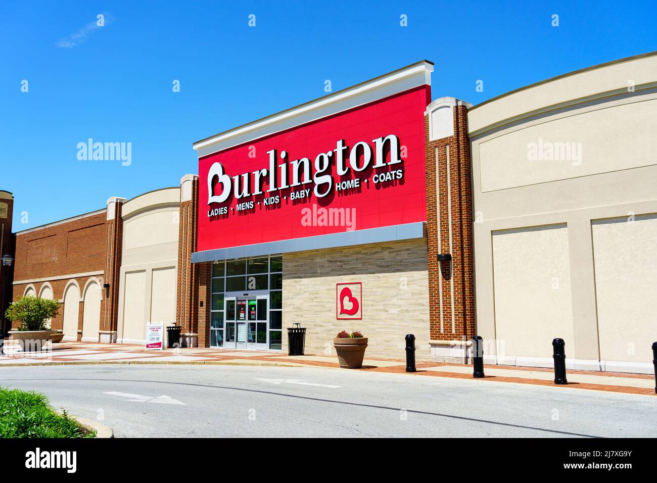 Exton, PA, EE.UU. - 10 de mayo de 2022: Burlington, antes conocido como  Burlington Coat Factory, es una cadena de más de 700 tiendas, es un  americano nacional fuera de la banda