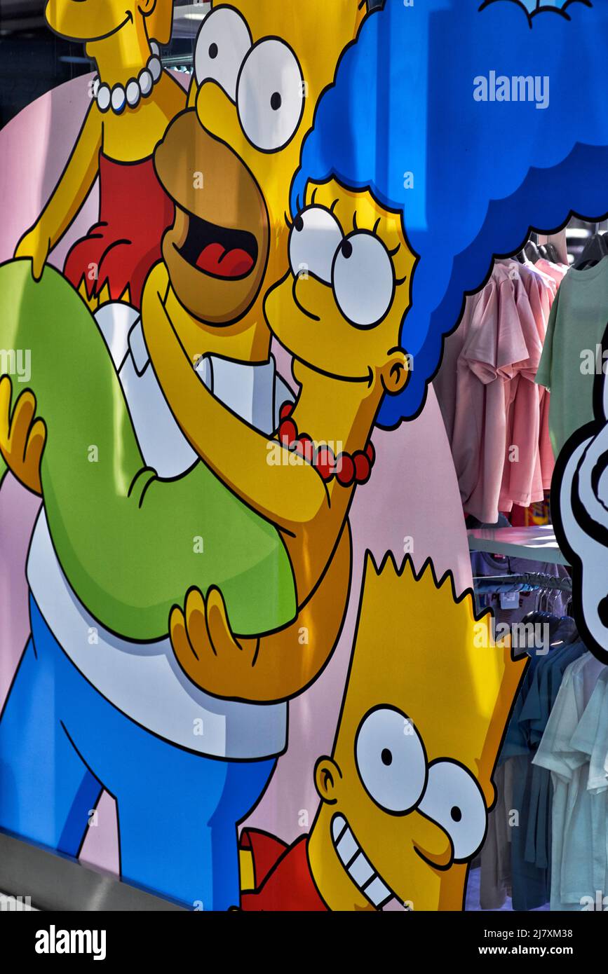 Los personajes de Los Simpson pintaban en una ventana de la tienda de ropa Foto de stock