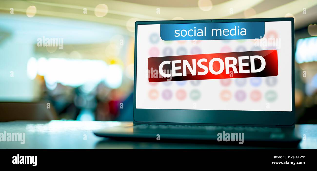 Ordenador portátil con la señal de advertencia contra la censura en las redes sociales Foto de stock